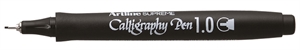 Artline Supreme Calligraphy Pen 1 jest czarną pisak calligraphy o dużym rozmiarze.